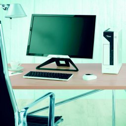 Puesto informático de oficina con monitor y equipamiento